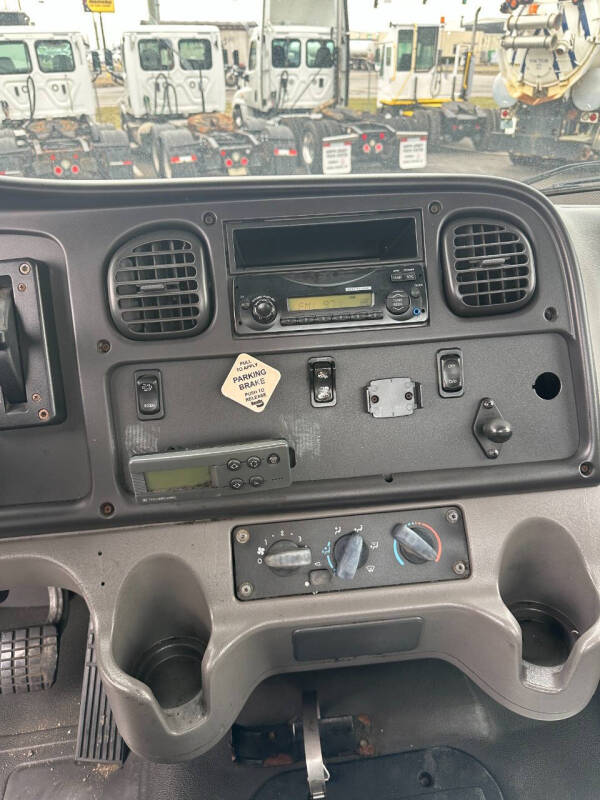 2013 Freightliner Business class M2