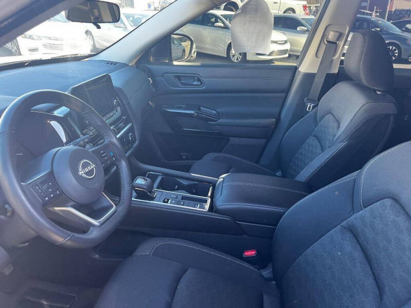 2024 Nissan Pathfinder SV