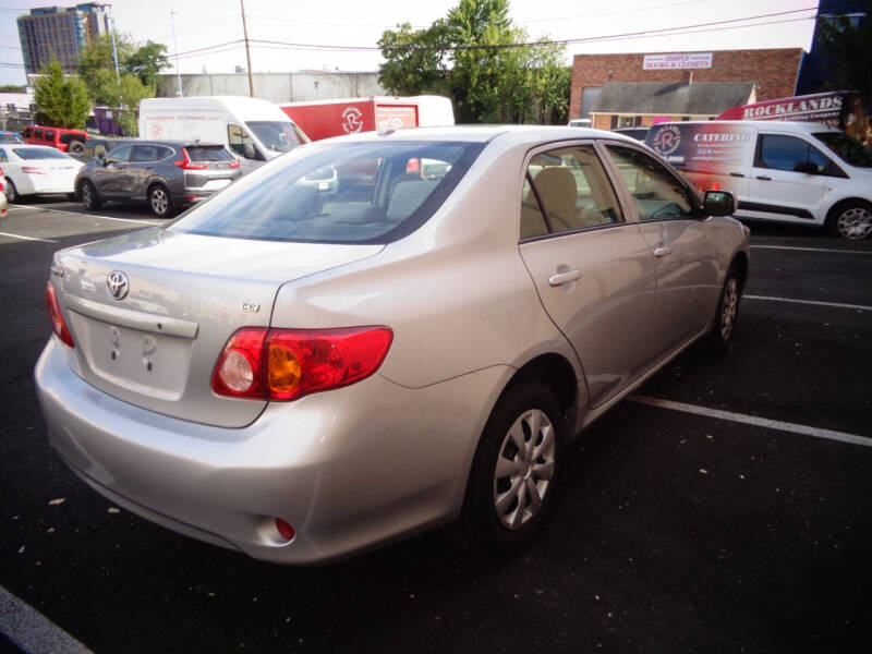 2009 Toyota Corolla LE photo 4