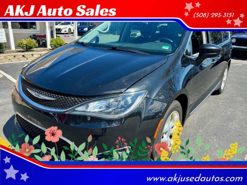 2017 Chrysler Pacifica Touring-L's photo