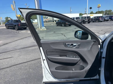 2025 Volvo XC60 B5 Plus Dark Theme