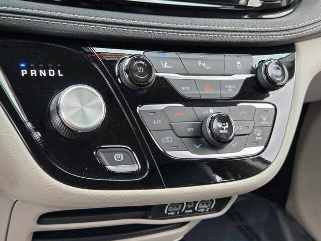 2024 Chrysler Pacifica Plug-In Hybrid Select
