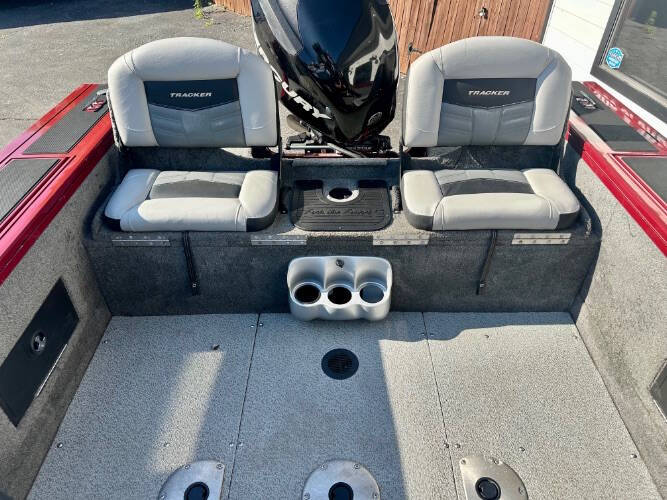 2018 Tracker Targa V18