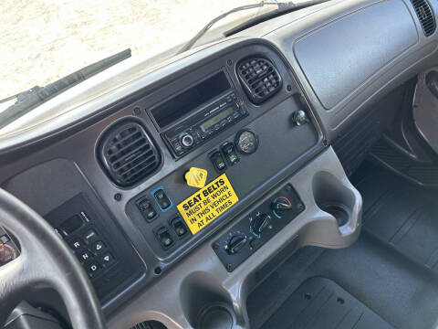 2017 Freightliner M2106 Truck