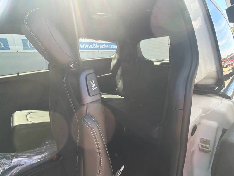 2027 Chrysler Pacifica Select