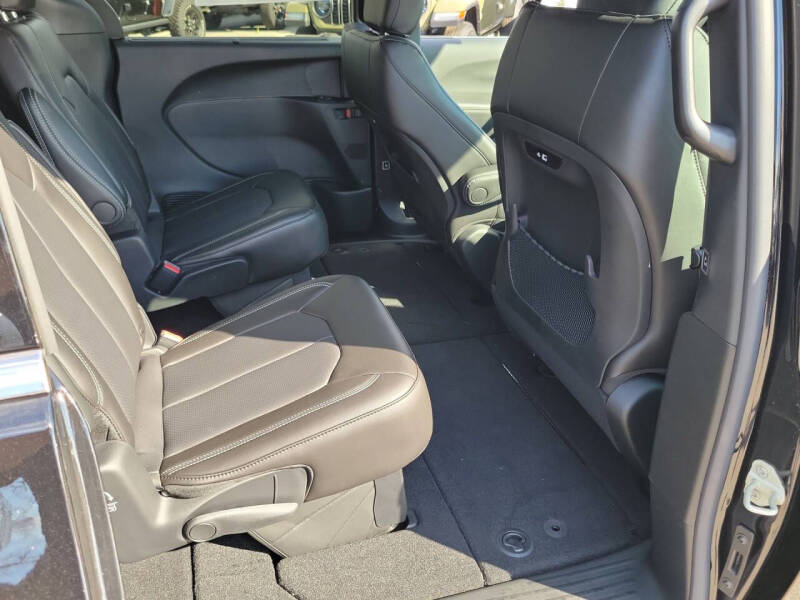 2027 Chrysler Pacifica Select