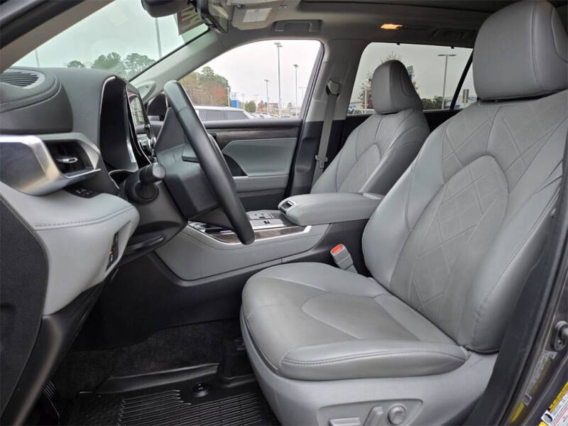 2023 Toyota Highlander Hybrid Platinum