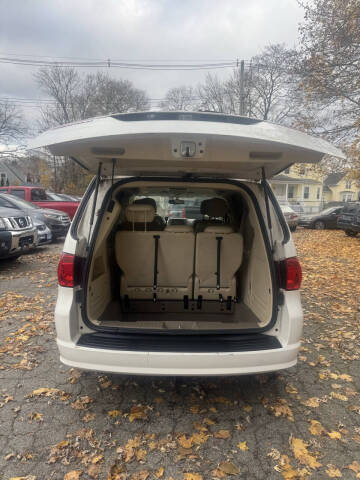 2010 Volkswagen Routan SE