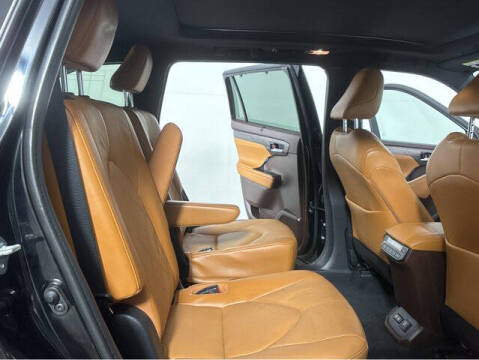 2022 Toyota Highlander Hybrid Platinum