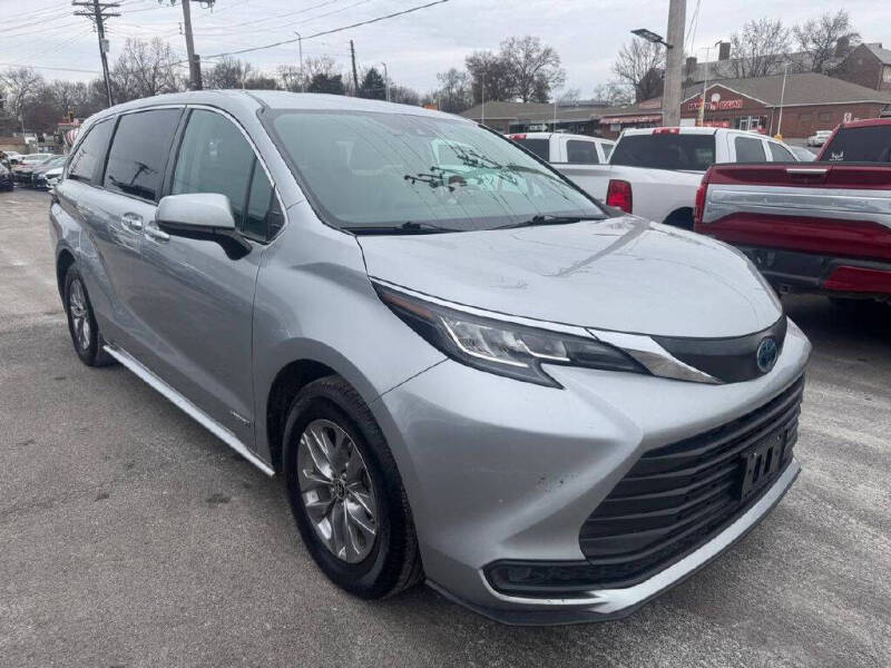 2021 Toyota Sienna LE's photo
