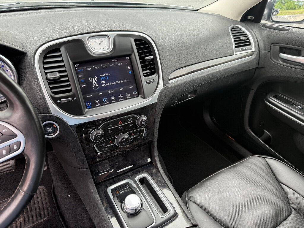 2019 Chrysler 300 26
