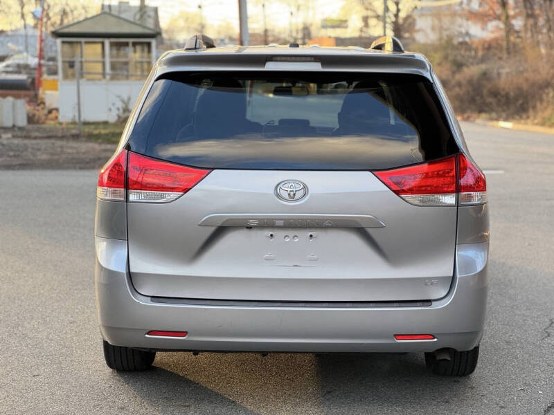 2013 Toyota Sienna LE 8-Passenger