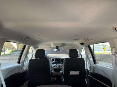 2022 Chrysler Voyager LX