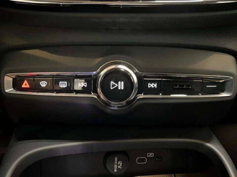 2025 Volvo XC40 B5 Plus Bright Theme
