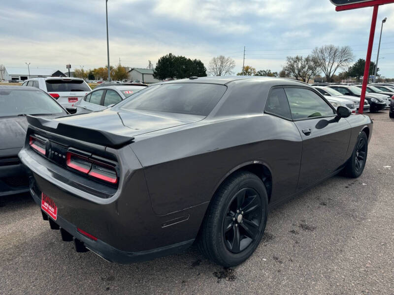 2017 Dodge Challenger SXT photo 4