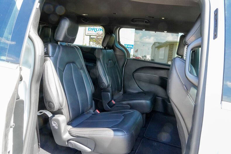 2025 Chrysler Pacifica Select