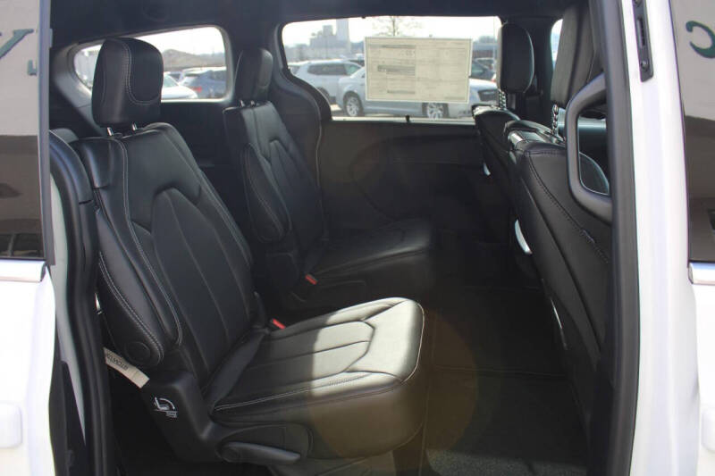 2026 Chrysler Pacifica Select