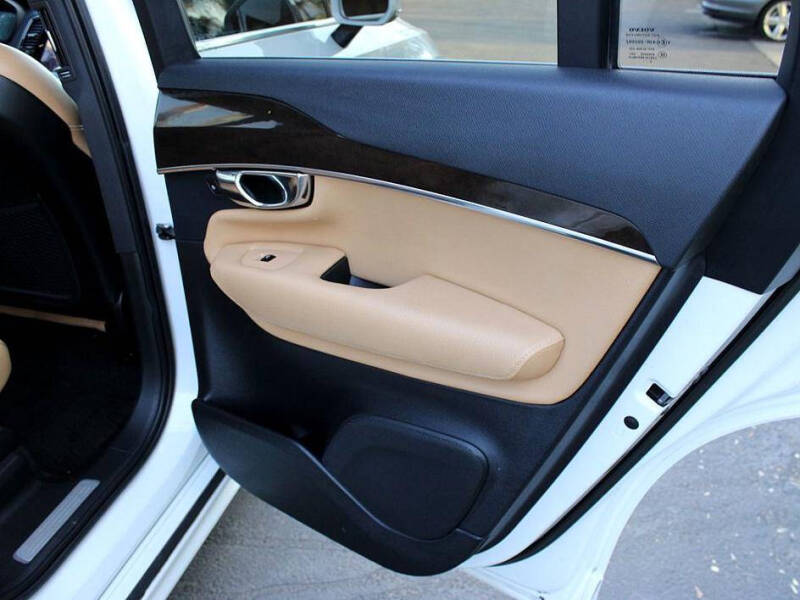 2016 Volvo XC90 T6 Momentum