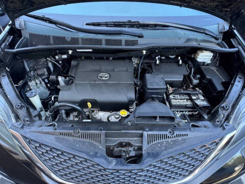 2013 Toyota Sienna SE 8-Passenger