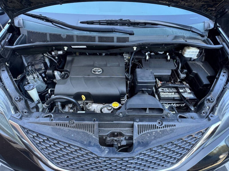 2013 Toyota Sienna SE 8-Passenger