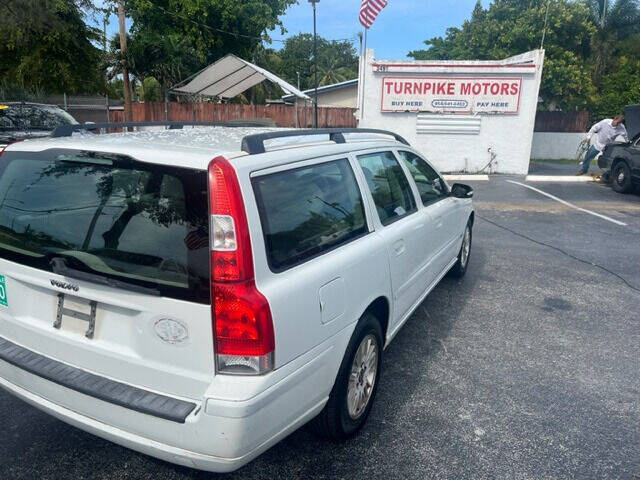 2005 VOLVO V70 Wagon - $3,495