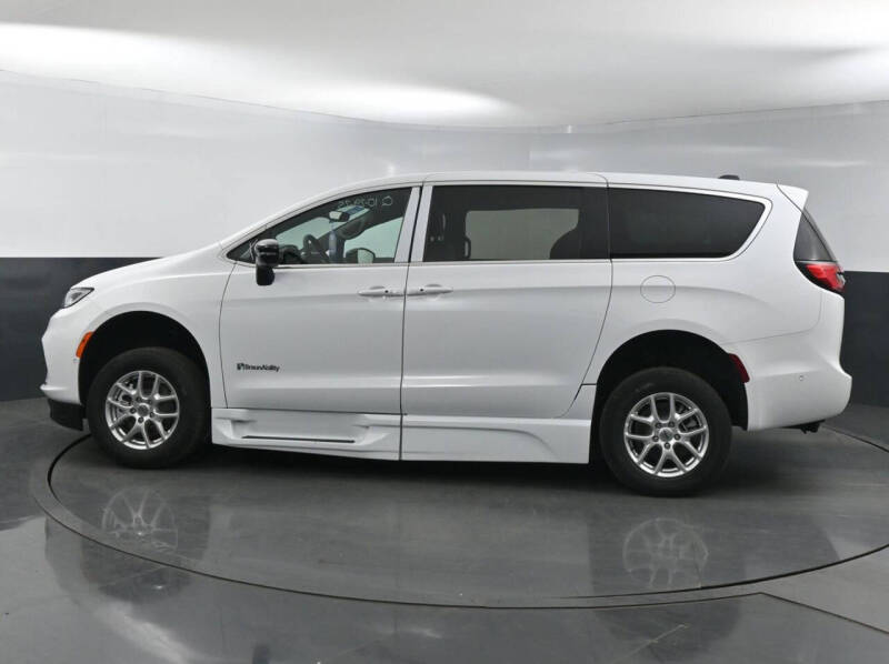 2025 Chrysler Pacifica Select