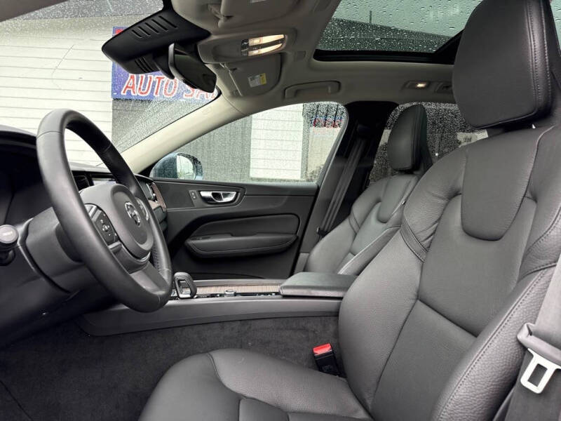 2022 Volvo XC60 B5 Momentum