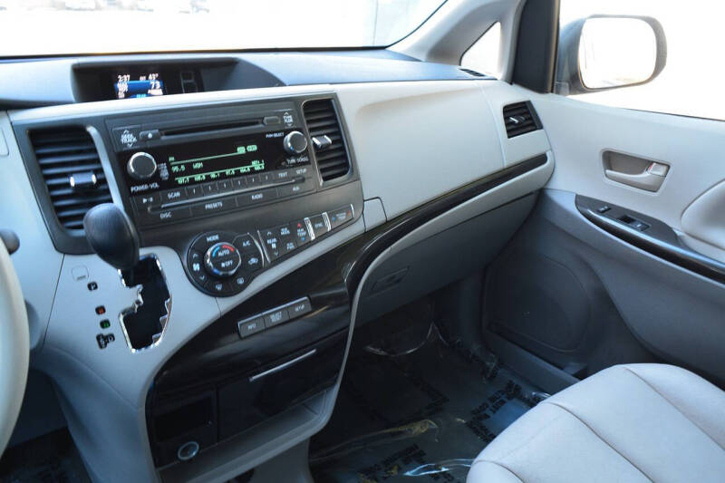 2013 Toyota Sienna LE 8-Passenger