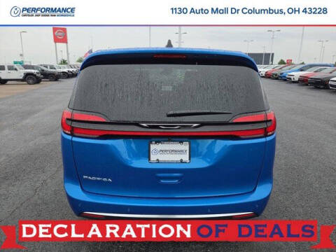 2027 Chrysler Pacifica Select