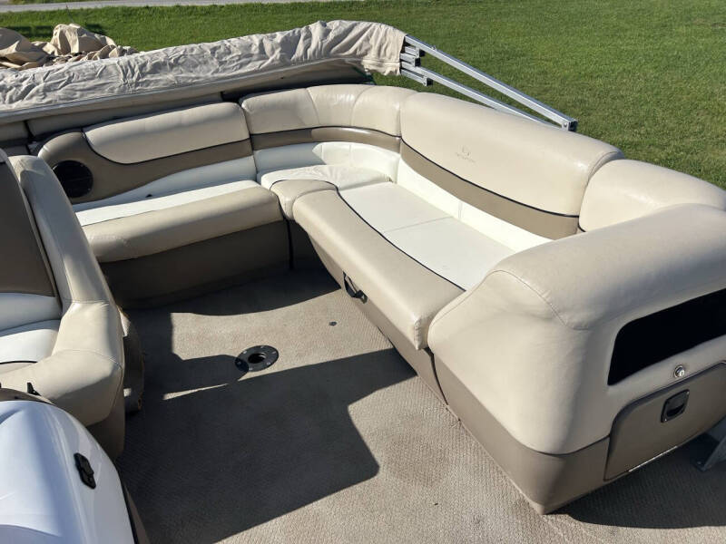 2000 Tracker PARTY BARGE 22