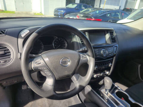 2017 Nissan Pathfinder SV