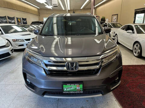 2021 Honda Pilot Touring w/Rear Captain's Chairs