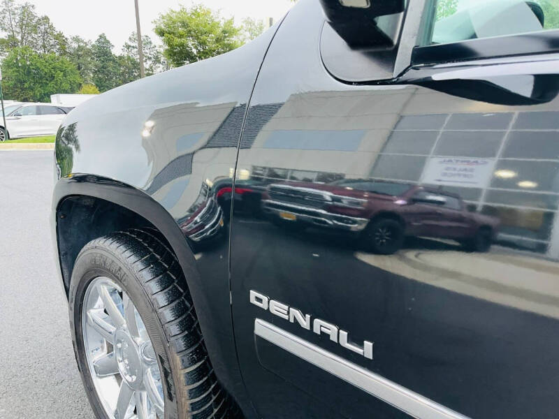 2010 GMC Yukon Denali photo 13