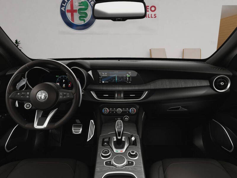 2025 Alfa Romeo Stelvio Intensa