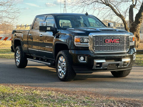 2018 GMC Sierra 2500HD for sale at OVERDRIVE AUTO SALES, LLC. in Clarksville IN