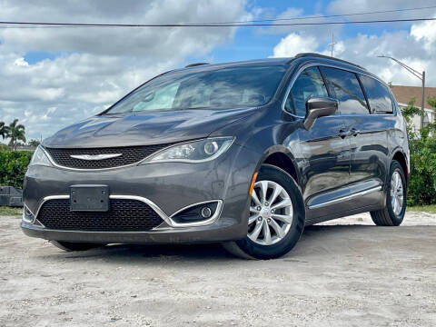 2017 Chrysler Pacifica for sale at Auto Loans and Credit in Hollywood FL