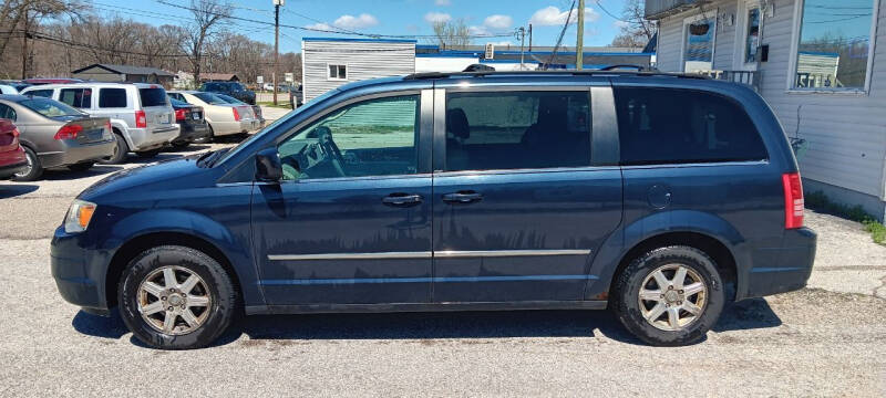 2009 Chrysler Town & Country Touring photo 3