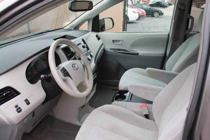 2011 Toyota Sienna LE 8-Passenger