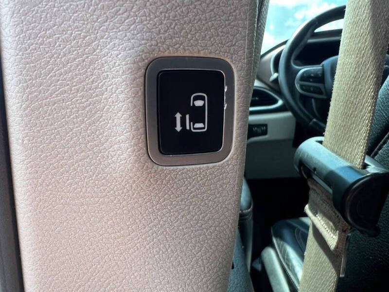 2017 Chrysler Pacifica Touring-L Plus