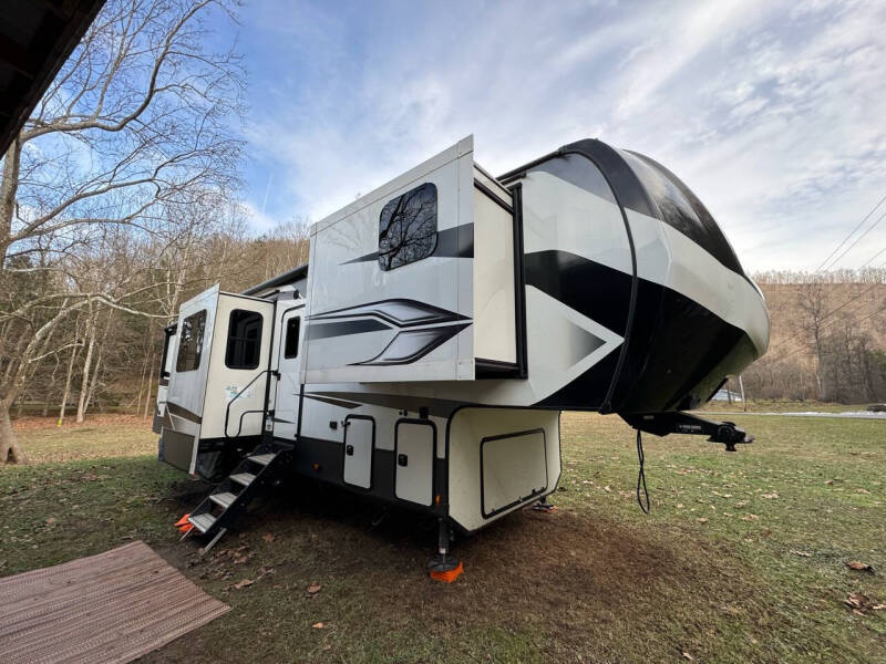 2022 Keystone Alpine for sale at LITTLE BIRCH PRE-OWNED AUTO & RV SALES in Little Birch WV