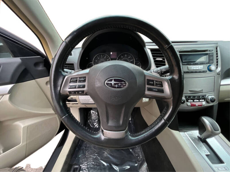 2012 Subaru Outback Premium photo 17