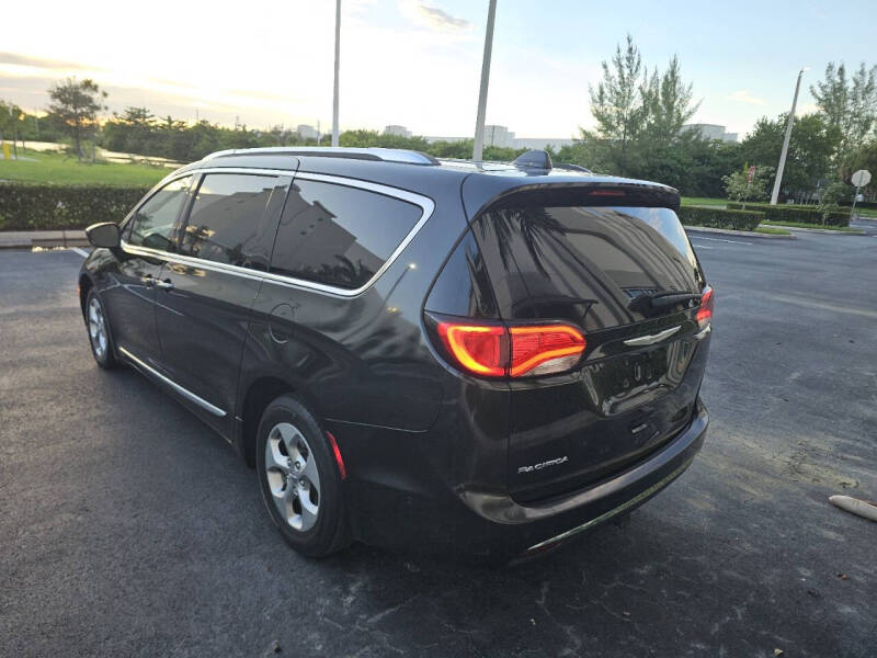 2017 Chrysler Pacifica Touring-L Plus