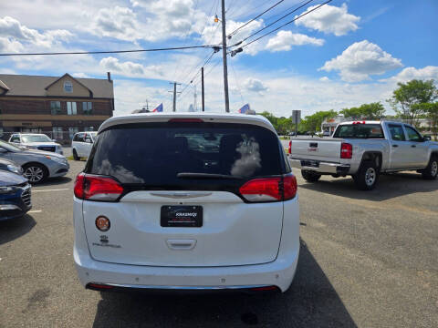 2017 Chrysler Pacifica Touring-L