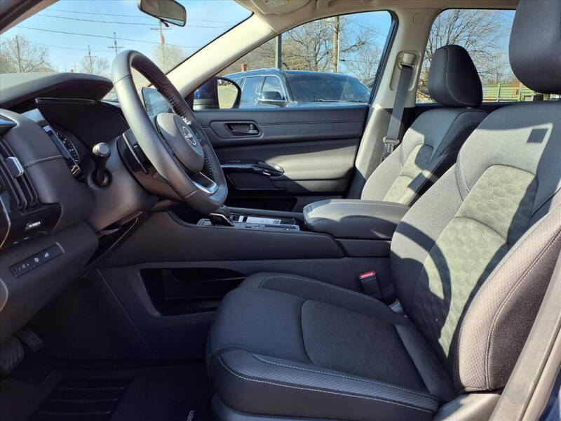 2024 Nissan Pathfinder SV