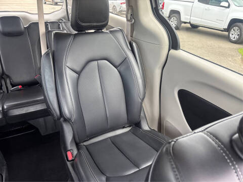 2024 Chrysler Pacifica Plug-In Hybrid Select