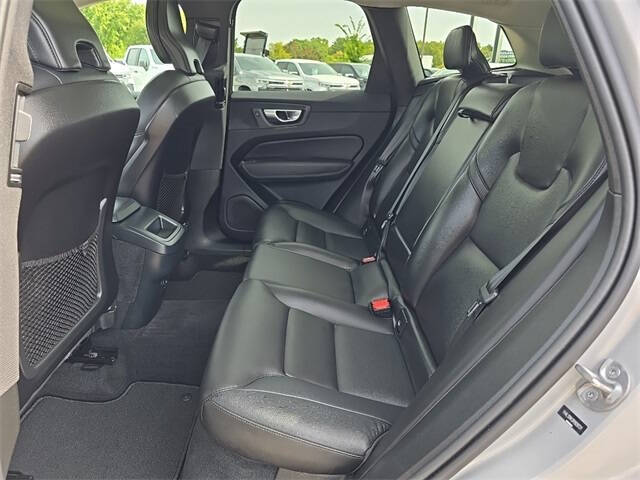 2024 Volvo XC60 B5 Core Dark Theme