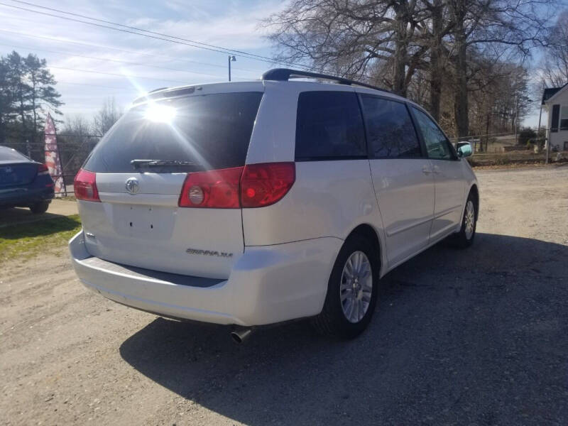 2008 Toyota Sienna XLE - Image 2