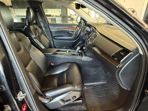 2016 Volvo XC90 T6 Momentum