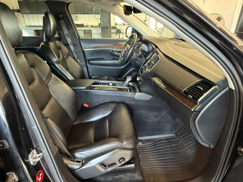 2016 Volvo XC90 T6 Momentum