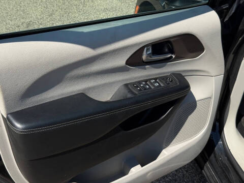 2022 Chrysler Voyager LX